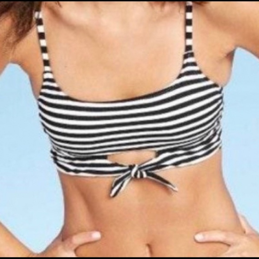 XHILIRATION cute bikini top
